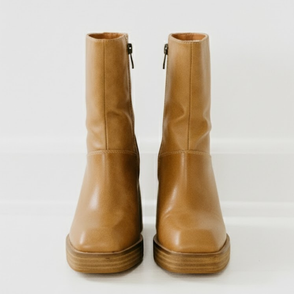 Botki na klockowym obcasie z kwadratowymi noskami