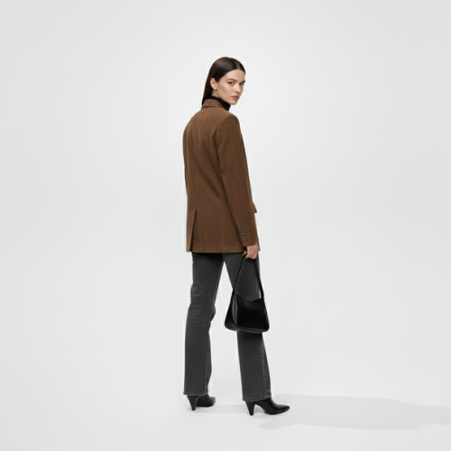 Zamszowa, dopasowana kurtka zapinana na guziki.