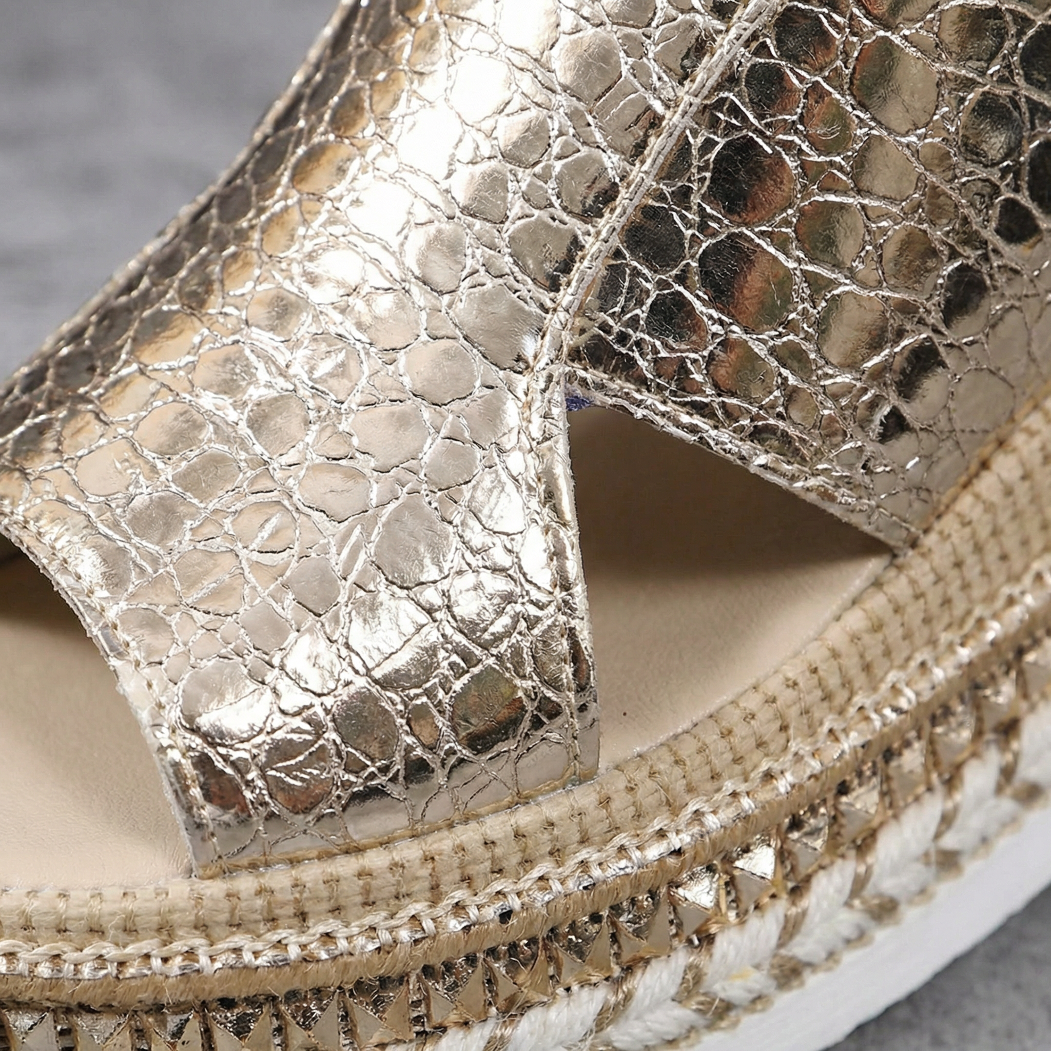 Metaliczne Sandały na Platformie – Szerokie Noski (Extra-Wide), Obcas 7 cm, Regulowany Pasek