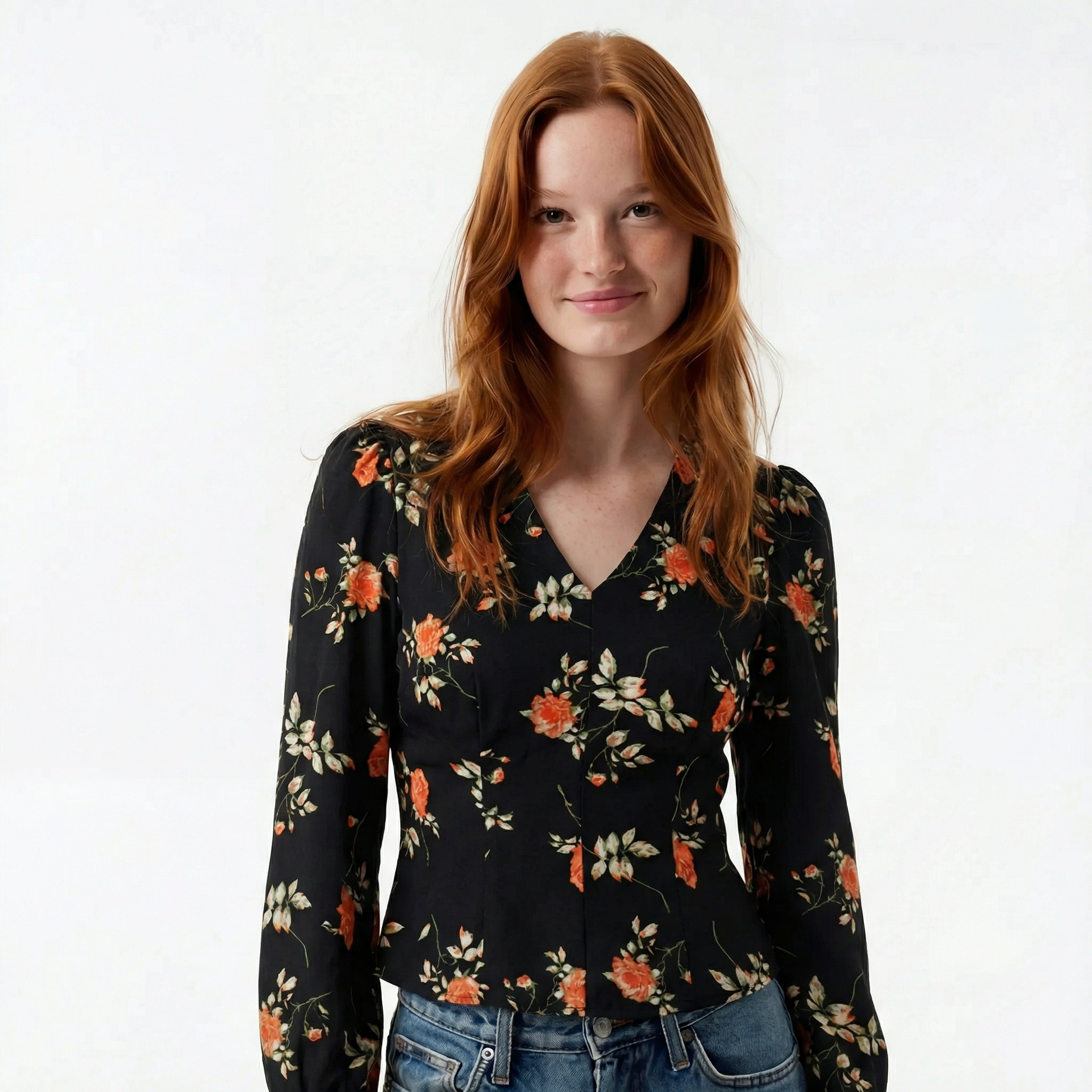 Elegancka Czarna Bluzka w Kwiaty – Dekolt V, Długi Rękaw Typu Latarnia, Dopasowany Marszczony Fason