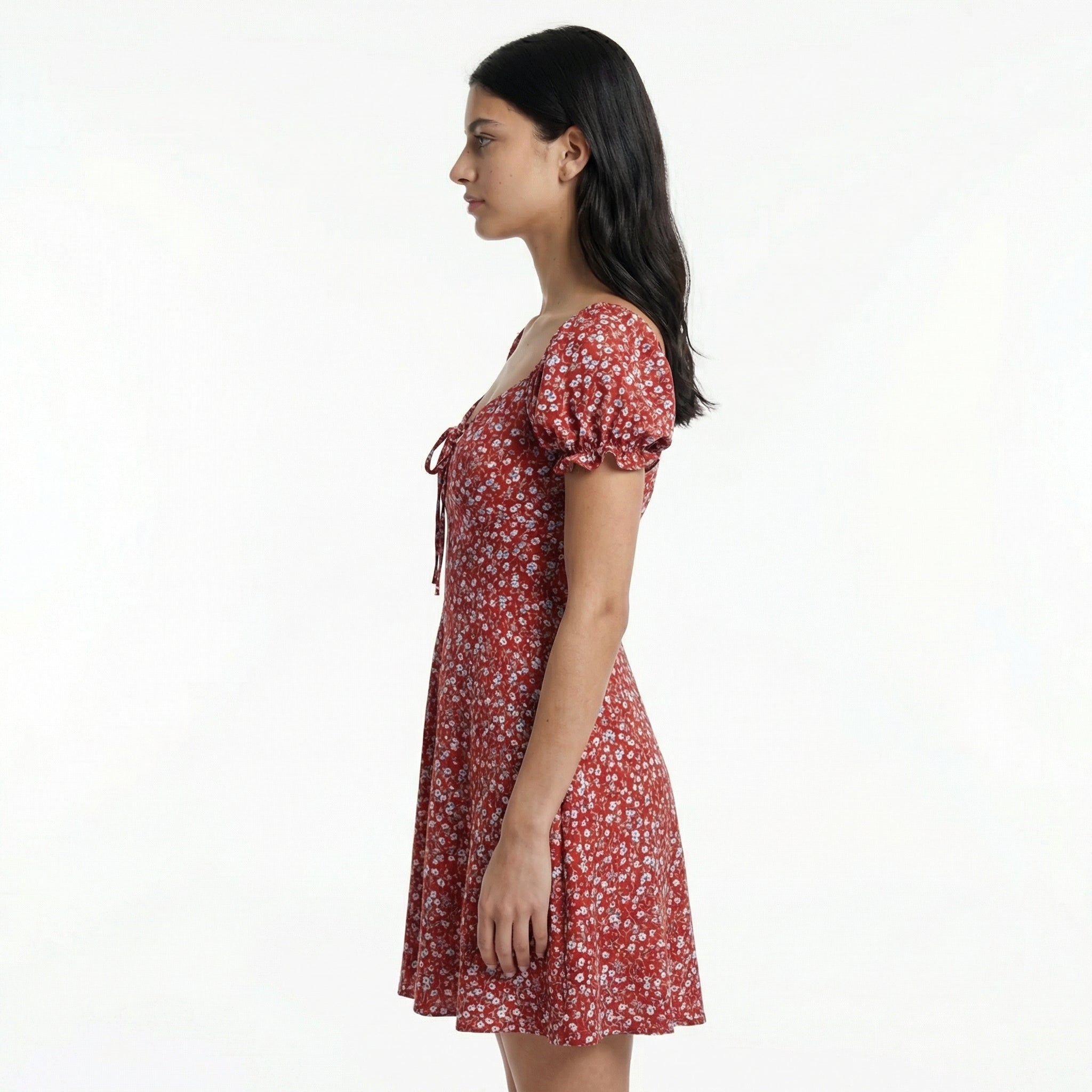 Kwiatowa Sukienka z Odkrytymi Ramionami – Romantyczny Wzór w Kwiaty, Dopasowana Talia, Styl na Letnie Przyjęcia