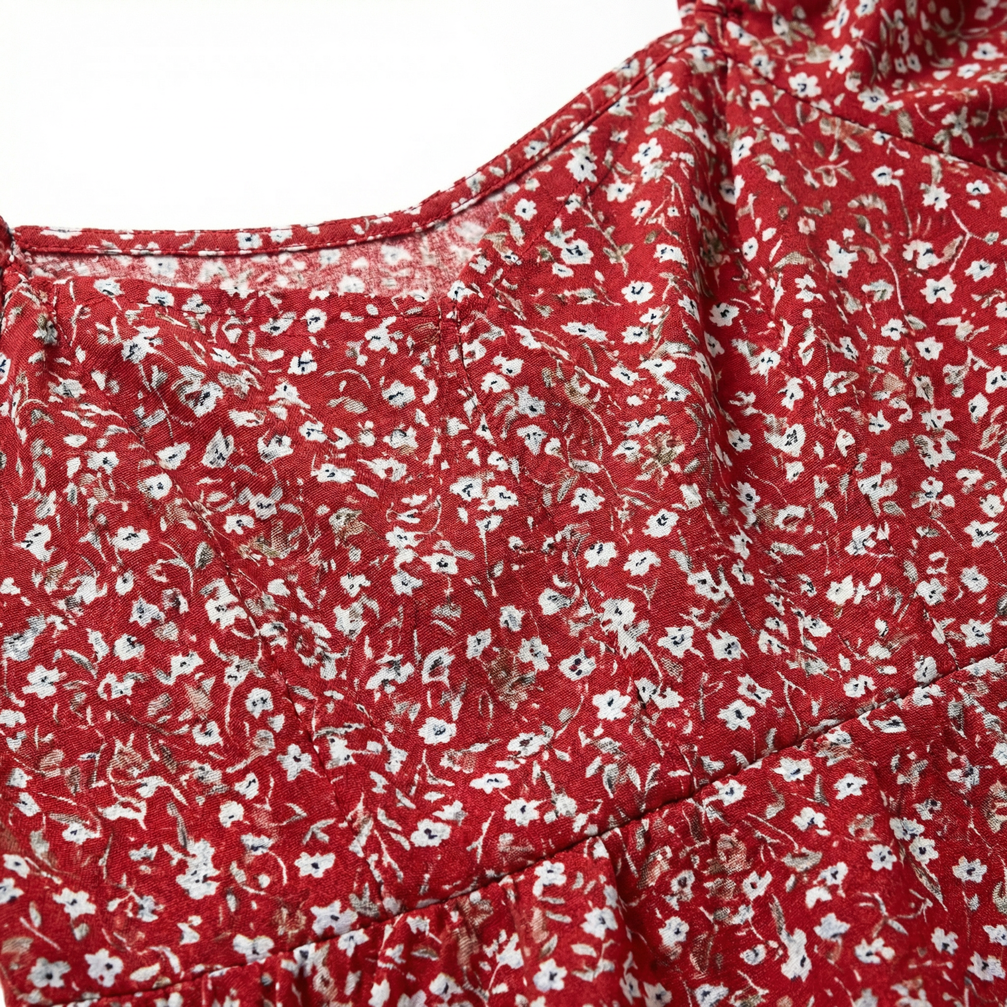 Kwiatowa Sukienka z Odkrytymi Ramionami – Romantyczny Wzór w Kwiaty, Dopasowana Talia, Styl na Letnie Przyjęcia