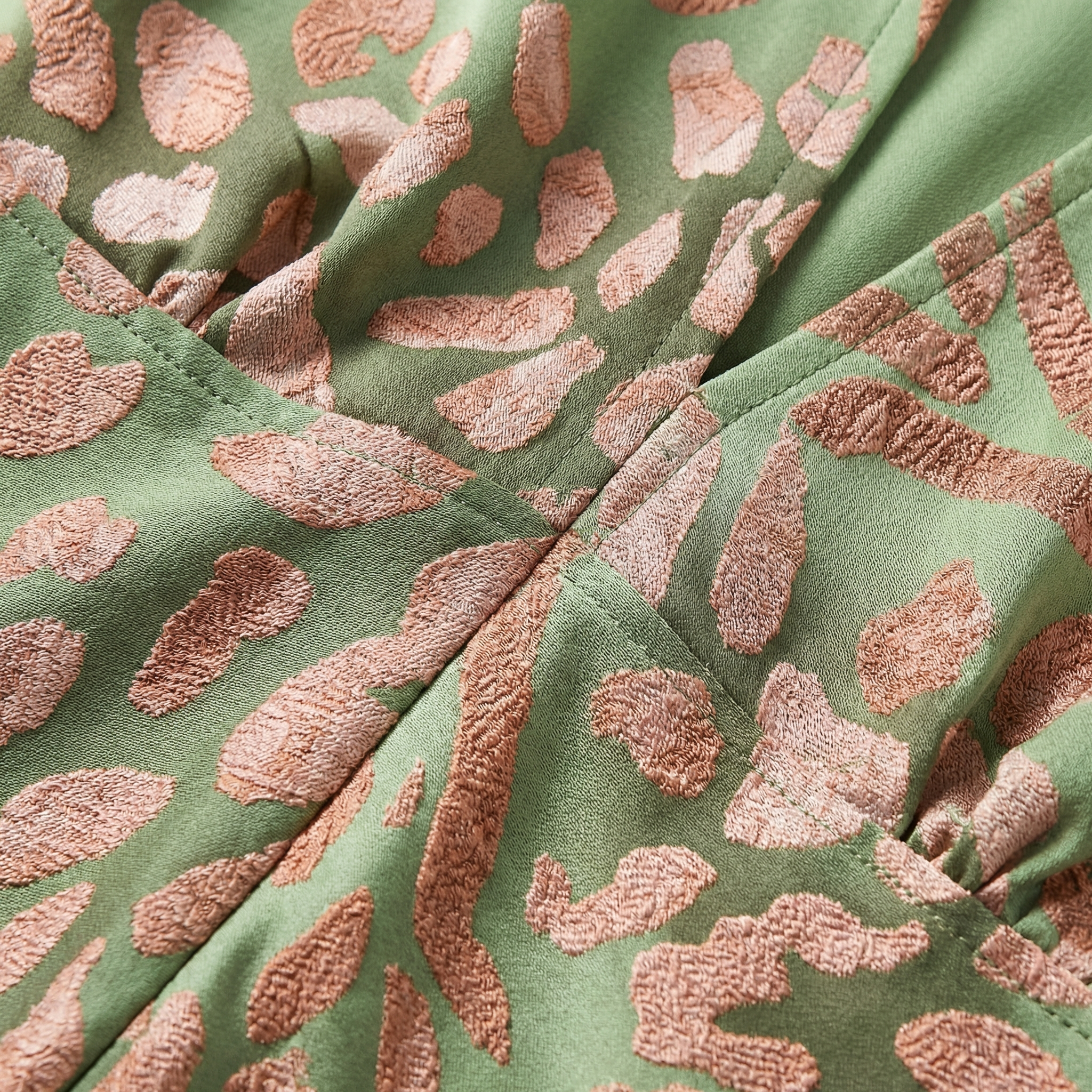 Elegancka Damska Sukienka Midi o Kroju Kopertowym – Dekolt V, Motylkowe Rękawy, Plisowany Fason Slim Fit